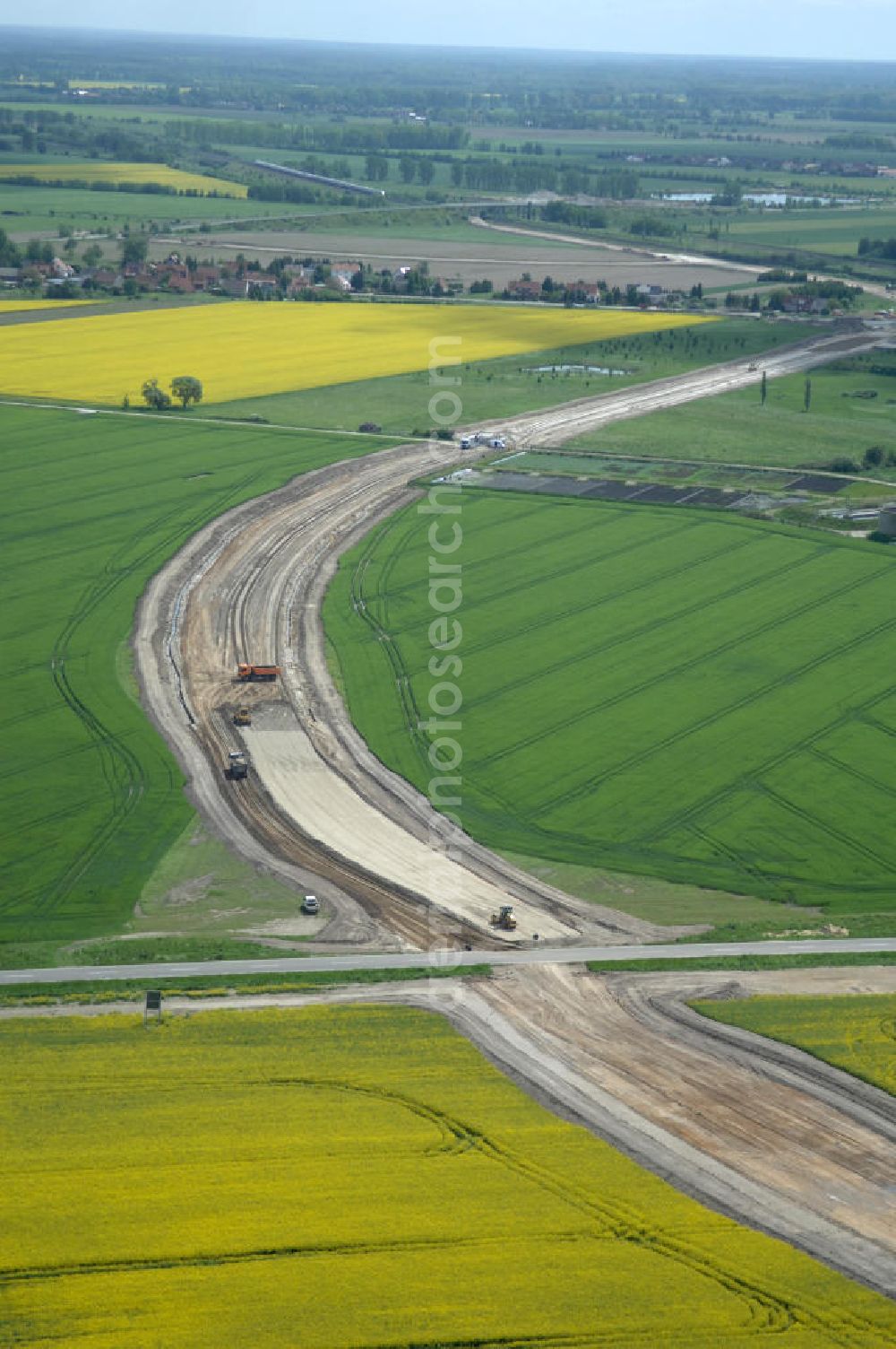 Oebisfelde from the bird's eye view: Neubau von Brücken im Zuge der Errichtung der Ortsumgehung Oebisfelde durch den EUROVIA - Baukonzern in Sachsen-Anhalt. Die Umgehungsstraße der B188 um Oebisfelde ist eine lang diskutierte und umstrittene Entlastung des Innenstadtverkehrs.