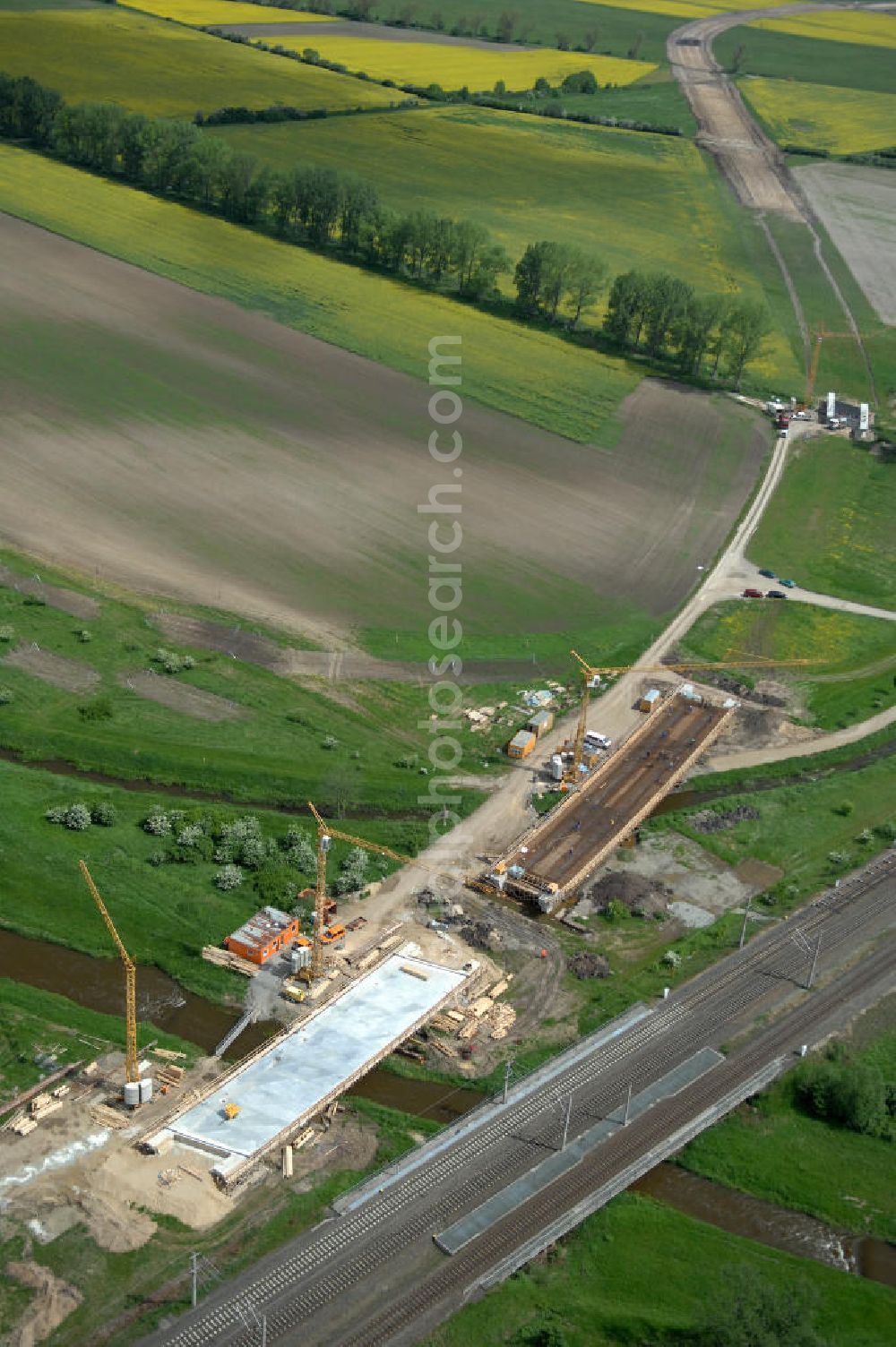 Aerial photograph Oebisfelde - Neubau von Brücken im Zuge der Errichtung der Ortsumgehung Oebisfelde durch den EUROVIA - Baukonzern in Sachsen-Anhalt. Die Umgehungsstraße der B188 um Oebisfelde ist eine lang diskutierte und umstrittene Entlastung des Innenstadtverkehrs.