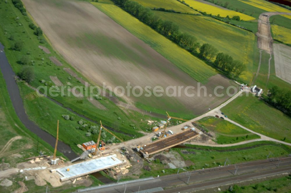 Oebisfelde from above - Neubau von Brücken im Zuge der Errichtung der Ortsumgehung Oebisfelde durch den EUROVIA - Baukonzern in Sachsen-Anhalt. Die Umgehungsstraße der B188 um Oebisfelde ist eine lang diskutierte und umstrittene Entlastung des Innenstadtverkehrs.