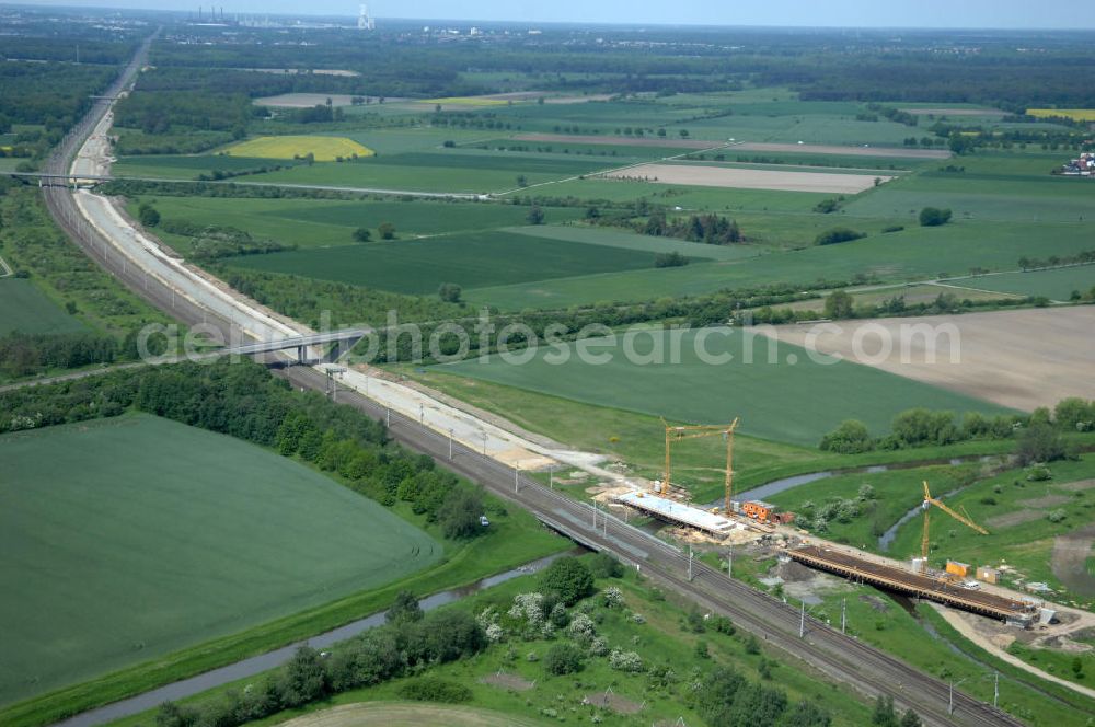 Oebisfelde from the bird's eye view: Neubau von Brücken im Zuge der Errichtung der Ortsumgehung Oebisfelde durch den EUROVIA - Baukonzern in Sachsen-Anhalt. Die Umgehungsstraße der B188 um Oebisfelde ist eine lang diskutierte und umstrittene Entlastung des Innenstadtverkehrs.