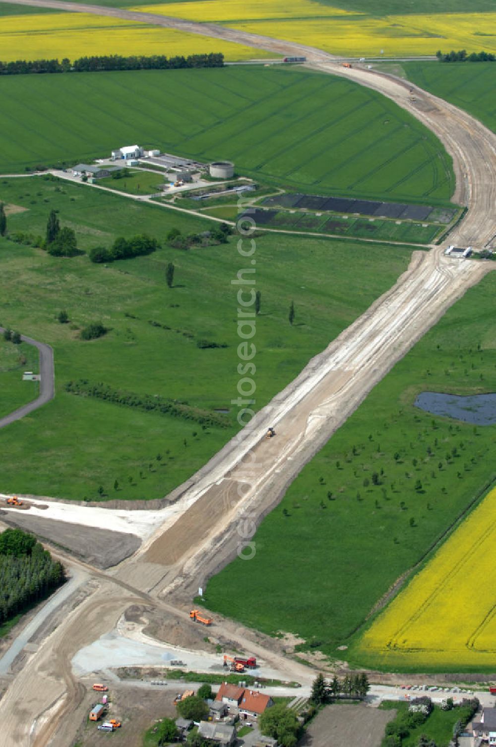 Aerial photograph Oebisfelde - Neubau von Brücken im Zuge der Errichtung der Ortsumgehung Oebisfelde durch den EUROVIA - Baukonzern in Sachsen-Anhalt. Die Umgehungsstraße der B188 um Oebisfelde ist eine lang diskutierte und umstrittene Entlastung des Innenstadtverkehrs.