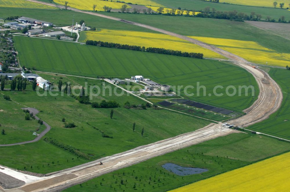 Oebisfelde from above - Neubau von Brücken im Zuge der Errichtung der Ortsumgehung Oebisfelde durch den EUROVIA - Baukonzern in Sachsen-Anhalt. Die Umgehungsstraße der B188 um Oebisfelde ist eine lang diskutierte und umstrittene Entlastung des Innenstadtverkehrs.