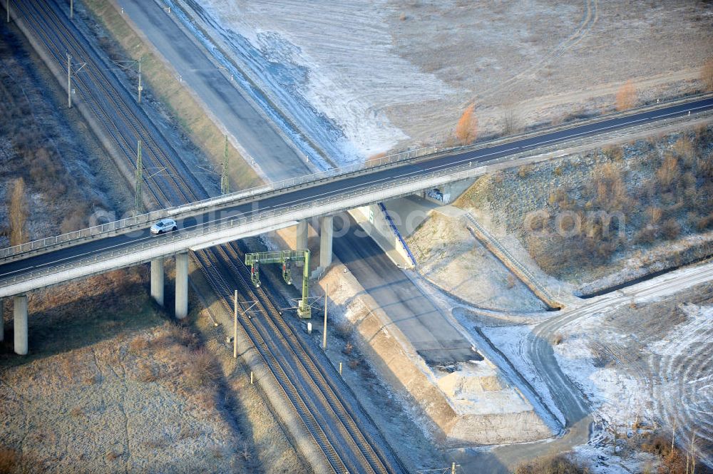 Aerial image Oebisfelde - Winterlich verschneite Neubaustrecken und Brückenbauwerke der neuen Ortsumgehung Oebisfelde - errichtet durch den EUROVIA - Baukonzern in Sachsen-Anhalt. Die Umgehungsstraße der B188 um Oebisfelde ist eine lang diskutierte Entlastung des Innenstadtverkehrs.