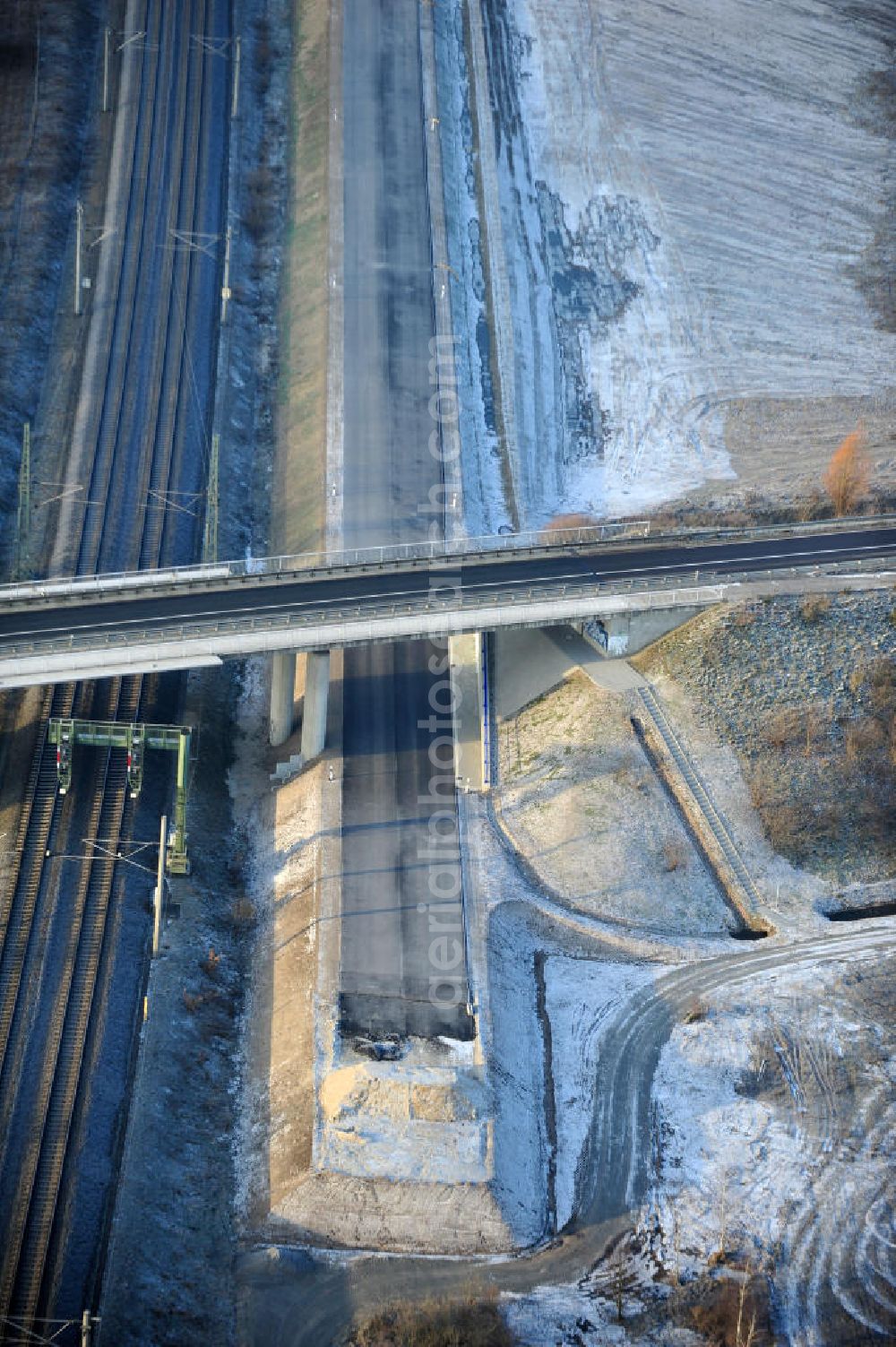 Aerial photograph Oebisfelde - Winterlich verschneite Neubaustrecken und Brückenbauwerke der neuen Ortsumgehung Oebisfelde - errichtet durch den EUROVIA - Baukonzern in Sachsen-Anhalt. Die Umgehungsstraße der B188 um Oebisfelde ist eine lang diskutierte Entlastung des Innenstadtverkehrs.