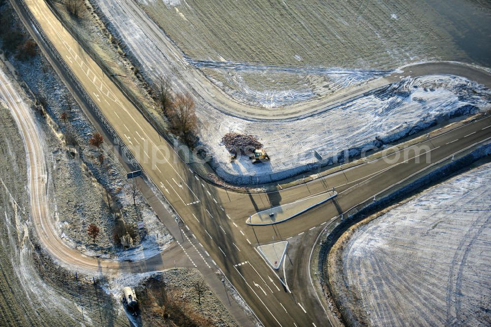 Oebisfelde from above - Winterlich verschneite Neubaustrecken und Brückenbauwerke der neuen Ortsumgehung Oebisfelde - errichtet durch den EUROVIA - Baukonzern in Sachsen-Anhalt. Die Umgehungsstraße der B188 um Oebisfelde ist eine lang diskutierte Entlastung des Innenstadtverkehrs.