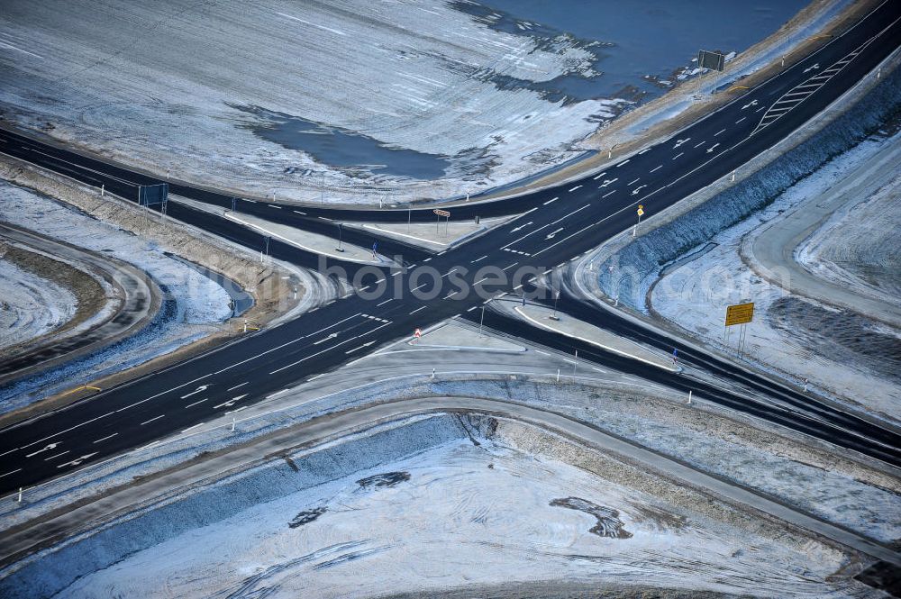 Aerial image Oebisfelde - Winterlich verschneite Neubaustrecken und Brückenbauwerke der neuen Ortsumgehung Oebisfelde - errichtet durch den EUROVIA - Baukonzern in Sachsen-Anhalt. Die Umgehungsstraße der B188 um Oebisfelde ist eine lang diskutierte Entlastung des Innenstadtverkehrs.