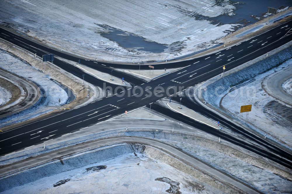 Aerial photograph Oebisfelde - Winterlich verschneite Neubaustrecken und Brückenbauwerke der neuen Ortsumgehung Oebisfelde - errichtet durch den EUROVIA - Baukonzern in Sachsen-Anhalt. Die Umgehungsstraße der B188 um Oebisfelde ist eine lang diskutierte Entlastung des Innenstadtverkehrs.