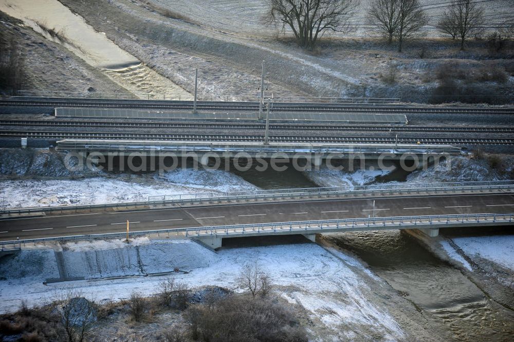 Oebisfelde from the bird's eye view: Winterlich verschneite Neubaustrecken und Brückenbauwerke der neuen Ortsumgehung Oebisfelde - errichtet durch den EUROVIA - Baukonzern in Sachsen-Anhalt. Die Umgehungsstraße der B188 um Oebisfelde ist eine lang diskutierte Entlastung des Innenstadtverkehrs.