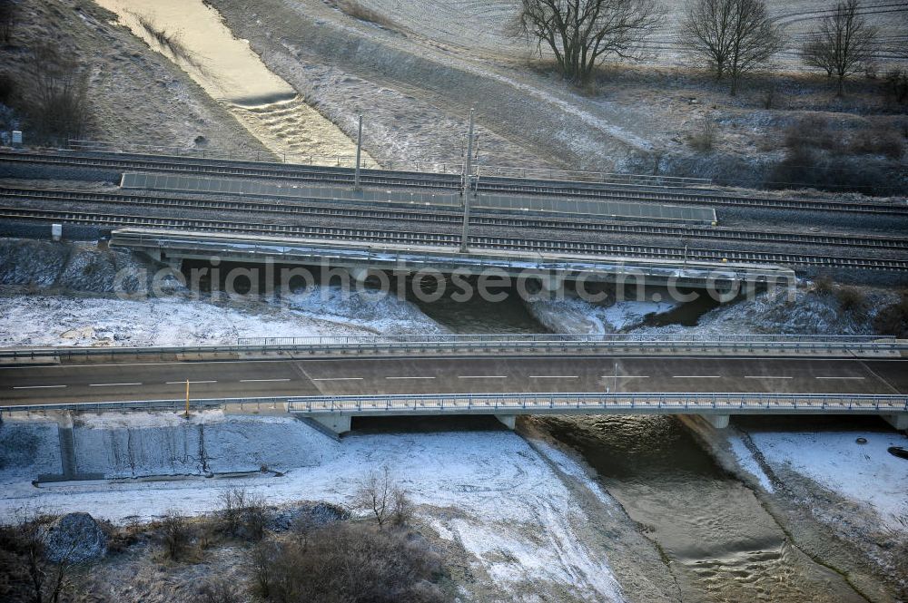 Aerial image Oebisfelde - Winterlich verschneite Neubaustrecken und Brückenbauwerke der neuen Ortsumgehung Oebisfelde - errichtet durch den EUROVIA - Baukonzern in Sachsen-Anhalt. Die Umgehungsstraße der B188 um Oebisfelde ist eine lang diskutierte Entlastung des Innenstadtverkehrs.