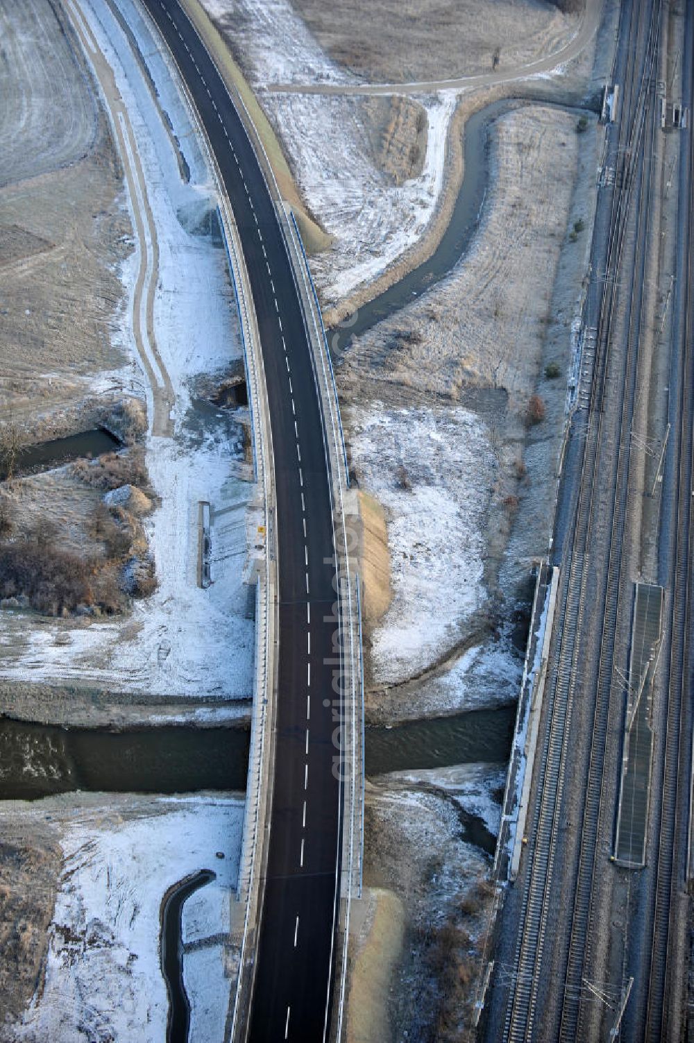 Oebisfelde from above - Winterlich verschneite Neubaustrecken und Brückenbauwerke der neuen Ortsumgehung Oebisfelde - errichtet durch den EUROVIA - Baukonzern in Sachsen-Anhalt. Die Umgehungsstraße der B188 um Oebisfelde ist eine lang diskutierte Entlastung des Innenstadtverkehrs.