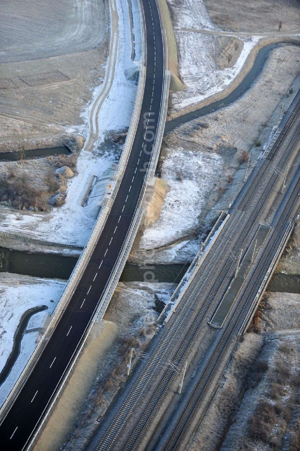 Oebisfelde from the bird's eye view: Winterlich verschneite Neubaustrecken und Brückenbauwerke der neuen Ortsumgehung Oebisfelde - errichtet durch den EUROVIA - Baukonzern in Sachsen-Anhalt. Die Umgehungsstraße der B188 um Oebisfelde ist eine lang diskutierte Entlastung des Innenstadtverkehrs.