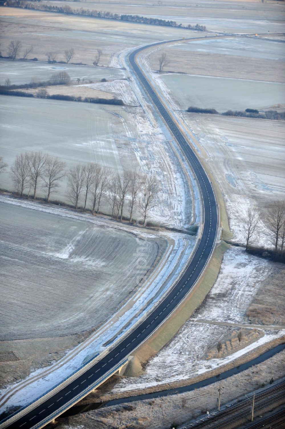 Oebisfelde from above - Winterlich verschneite Neubaustrecken und Brückenbauwerke der neuen Ortsumgehung Oebisfelde - errichtet durch den EUROVIA - Baukonzern in Sachsen-Anhalt. Die Umgehungsstraße der B188 um Oebisfelde ist eine lang diskutierte Entlastung des Innenstadtverkehrs.