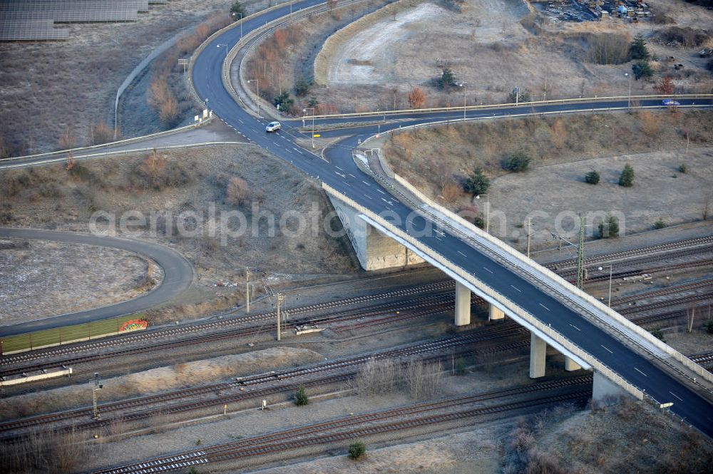 Oebisfelde from the bird's eye view: Winterlich verschneite Neubaustrecken und Brückenbauwerke der neuen Ortsumgehung Oebisfelde - errichtet durch den EUROVIA - Baukonzern in Sachsen-Anhalt. Die Umgehungsstraße der B188 um Oebisfelde ist eine lang diskutierte Entlastung des Innenstadtverkehrs.