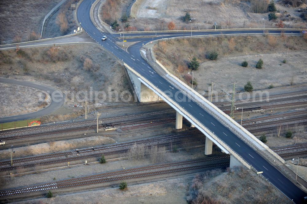 Aerial image Oebisfelde - Winterlich verschneite Neubaustrecken und Brückenbauwerke der neuen Ortsumgehung Oebisfelde - errichtet durch den EUROVIA - Baukonzern in Sachsen-Anhalt. Die Umgehungsstraße der B188 um Oebisfelde ist eine lang diskutierte Entlastung des Innenstadtverkehrs.