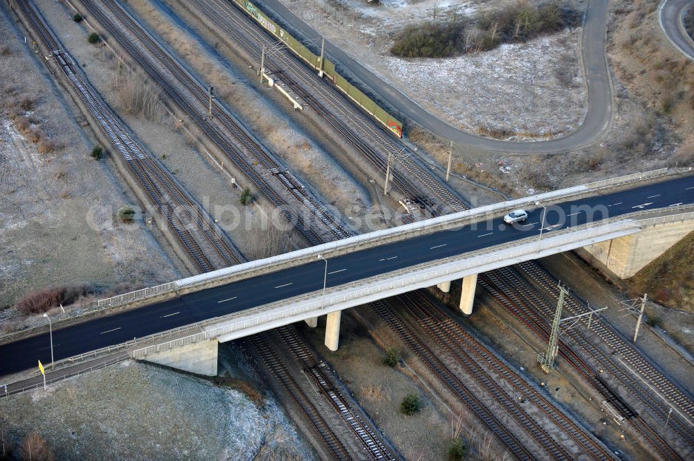 Aerial photograph Oebisfelde - Winterlich verschneite Neubaustrecken und Brückenbauwerke der neuen Ortsumgehung Oebisfelde - errichtet durch den EUROVIA - Baukonzern in Sachsen-Anhalt. Die Umgehungsstraße der B188 um Oebisfelde ist eine lang diskutierte Entlastung des Innenstadtverkehrs.