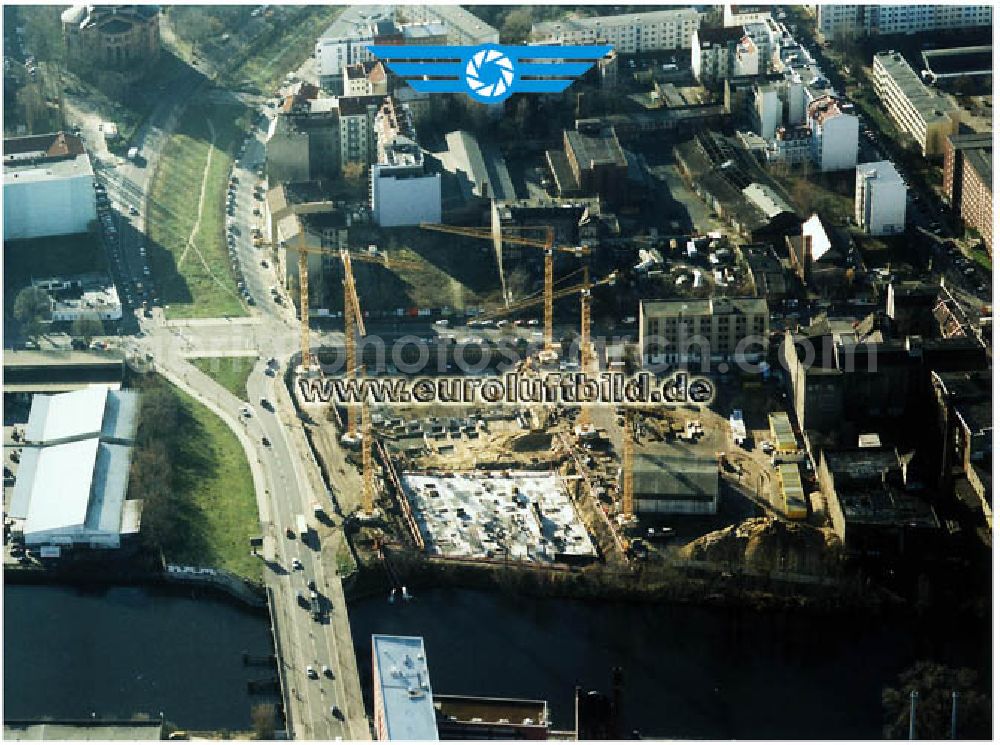 Berlin - Friedrichshain from the bird's eye view: Bau der VERDI-Zentrale durch die HOCH TIEF AG am Spreeufen an der Schillingbrücke in Berlin - Mitte Ingenieure: Goldschmidt, Fischer & Partner, Diplom-Ingenieure Ingenieurbüro für Projektsteuerung im Bauwesen Kolpingstraße 20 63150 Heusenstamm Tel: 06104/9624-0 Fax: 06104/9624-10 E-Mail: goldfisch@gfp-projektsteuerung.de