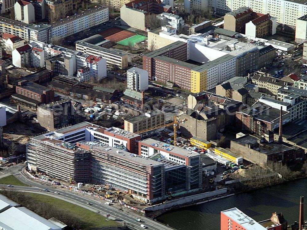 Berlin from the bird's eye view: Bau der VERDI-Zentrale durch die HOCH TIEF AG am Spreeufen an der Schillingbrücke in Berlin - Mitte Ingenieure: Goldschmidt, Fischer & Partner, Diplom-Ingenieure Ingenieurbüro für Projektsteuerung im Bauwesen Kolpingstraße 20 63150 Heusenstamm Tel: 06104/9624-0 Fax: 06104/9624-10 E-Mail: goldfisch@gfp-projektsteuerung.de