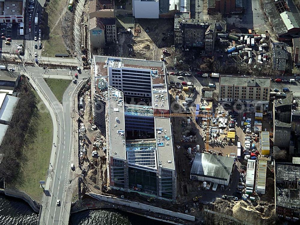 Berlin from the bird's eye view: Bau der VERDI-Zentrale durch die HOCH TIEF AG am Spreeufen an der Schillingbrücke in Berlin - Mitte Ingenieure: Goldschmidt, Fischer & Partner, Diplom-Ingenieure Ingenieurbüro für Projektsteuerung im Bauwesen Kolpingstraße 20 63150 Heusenstamm Tel: 06104/9624-0 Fax: 06104/9624-10 E-Mail: goldfisch@gfp-projektsteuerung.de