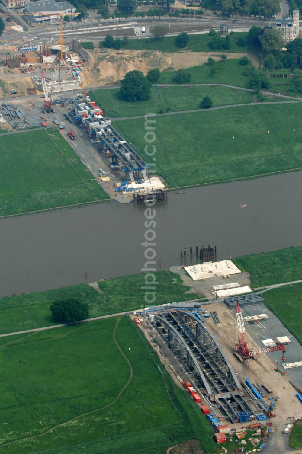 Dresden from above - Blick auf die im Bau befindliche Waldschlösschenbrücke über die Elbe in Dresden mit den Stahlträgern der belgischen Firma Victor Buyck Steel Constructions nach Vorgaben des Büros AWB Architekten Architekturbüro Bauer BDA und Bauleistungen der EUROVIA Beton GmbH. View the construction site of Waldschlösschen bridge over the Elbe in Dresden / Saxony.