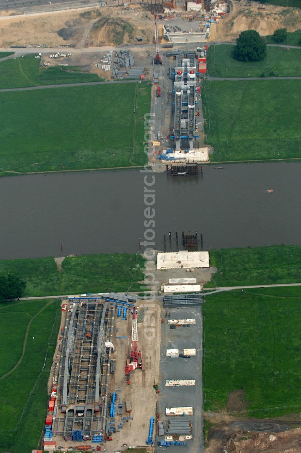 Dresden from the bird's eye view: Blick auf die im Bau befindliche Waldschlösschenbrücke über die Elbe in Dresden mit den Stahlträgern der belgischen Firma Victor Buyck Steel Constructions nach Vorgaben des Büros AWB Architekten Architekturbüro Bauer BDA und Bauleistungen der EUROVIA Beton GmbH. View the construction site of Waldschlösschen bridge over the Elbe in Dresden / Saxony.