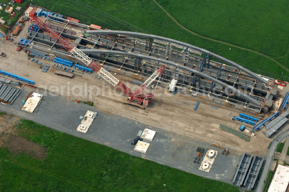 Aerial image Dresden - Blick auf die im Bau befindliche Waldschlösschenbrücke über die Elbe in Dresden mit den Stahlträgern der belgischen Firma Victor Buyck Steel Constructions nach Vorgaben des Büros AWB Architekten Architekturbüro Bauer BDA und Bauleistungen der EUROVIA Beton GmbH. View the construction site of Waldschlösschen bridge over the Elbe in Dresden / Saxony.