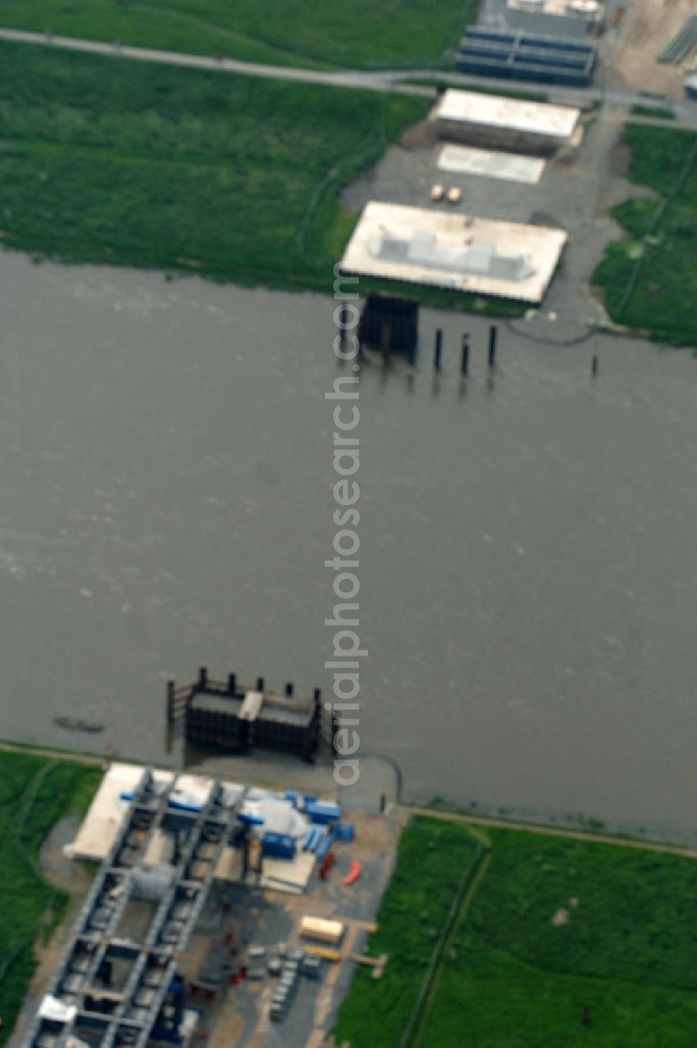 Aerial photograph Dresden - Blick auf die im Bau befindliche Waldschlösschenbrücke über die Elbe in Dresden mit den Stahlträgern der belgischen Firma Victor Buyck Steel Constructions nach Vorgaben des Büros AWB Architekten Architekturbüro Bauer BDA und Bauleistungen der EUROVIA Beton GmbH. View the construction site of Waldschlösschen bridge over the Elbe in Dresden / Saxony.