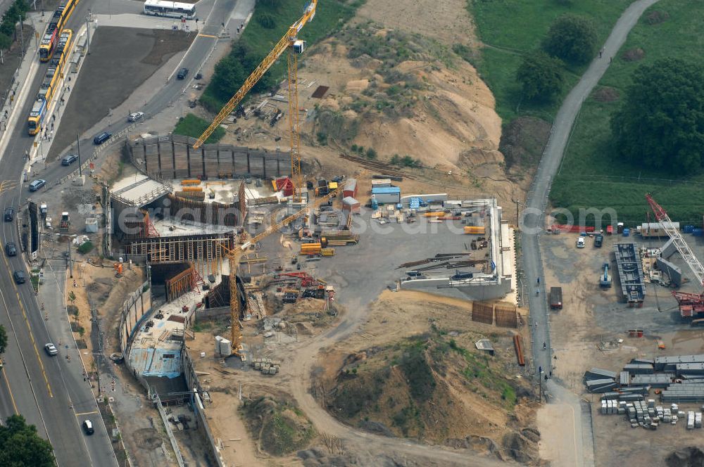 Aerial photograph Dresden - Blick auf die im Bau befindliche Waldschlösschenbrücke über die Elbe in Dresden mit den Stahlträgern der belgischen Firma Victor Buyck Steel Constructions nach Vorgaben des Büros AWB Architekten Architekturbüro Bauer BDA und Bauleistungen der EUROVIA Beton GmbH. View the construction site of Waldschlösschen bridge over the Elbe in Dresden / Saxony.