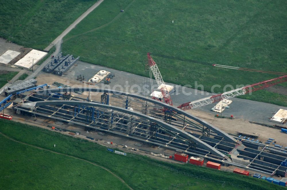 Aerial photograph Dresden - Blick auf die im Bau befindliche Waldschlösschenbrücke über die Elbe in Dresden mit den Stahlträgern der belgischen Firma Victor Buyck Steel Constructions nach Vorgaben des Büros AWB Architekten Architekturbüro Bauer BDA und Bauleistungen der EUROVIA Beton GmbH. View the construction site of Waldschlösschen bridge over the Elbe in Dresden / Saxony.