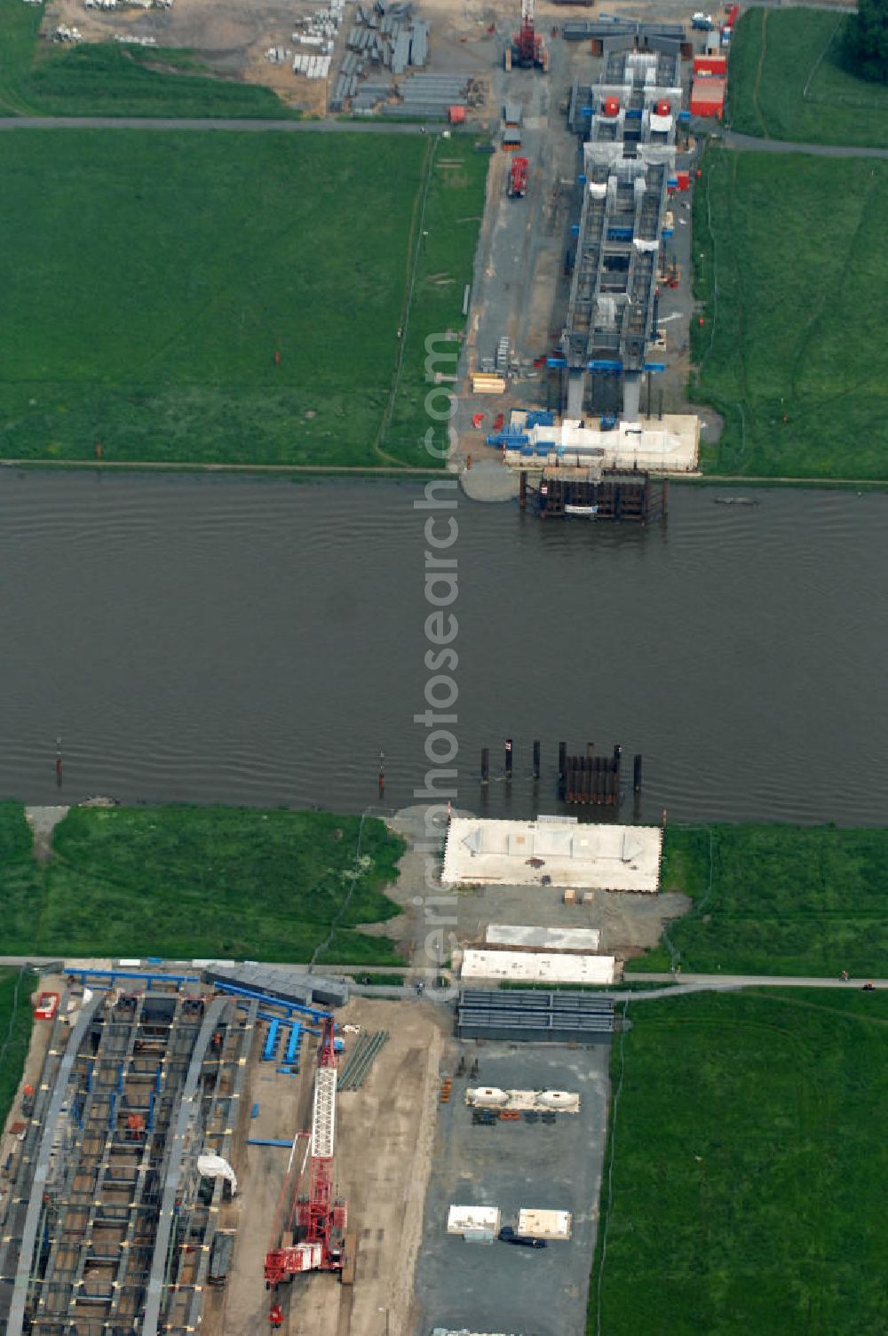 Dresden from above - Blick auf die im Bau befindliche Waldschlösschenbrücke über die Elbe in Dresden mit den Stahlträgern der belgischen Firma Victor Buyck Steel Constructions nach Vorgaben des Büros AWB Architekten Architekturbüro Bauer BDA und Bauleistungen der EUROVIA Beton GmbH. View the construction site of Waldschlösschen bridge over the Elbe in Dresden / Saxony.