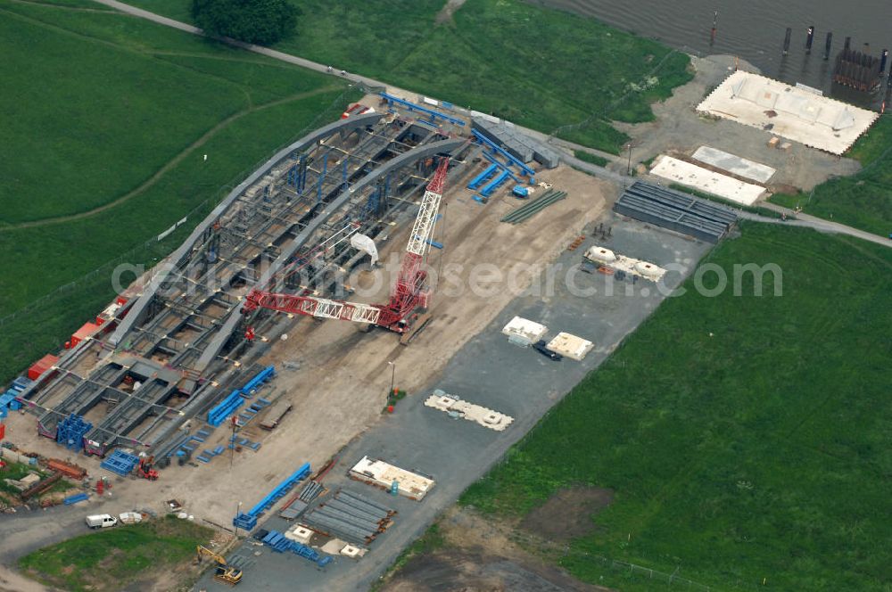 Aerial image Dresden - Blick auf die im Bau befindliche Waldschlösschenbrücke über die Elbe in Dresden mit den Stahlträgern der belgischen Firma Victor Buyck Steel Constructions nach Vorgaben des Büros AWB Architekten Architekturbüro Bauer BDA und Bauleistungen der EUROVIA Beton GmbH. View the construction site of Waldschlösschen bridge over the Elbe in Dresden / Saxony.