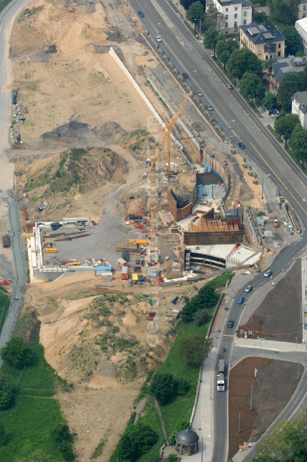 Dresden from the bird's eye view: Blick auf die im Bau befindliche Waldschlösschenbrücke über die Elbe in Dresden mit den Stahlträgern der belgischen Firma Victor Buyck Steel Constructions nach Vorgaben des Büros AWB Architekten Architekturbüro Bauer BDA und Bauleistungen der EUROVIA Beton GmbH. View the construction site of Waldschlösschen bridge over the Elbe in Dresden / Saxony.