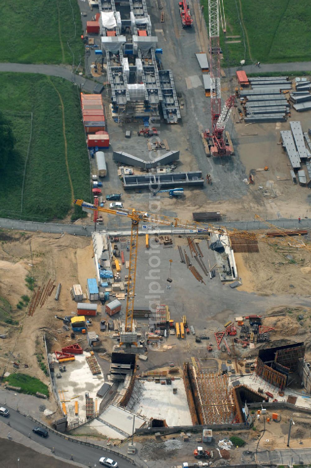 Aerial image Dresden - Blick auf die im Bau befindliche Waldschlösschenbrücke über die Elbe in Dresden mit den Stahlträgern der belgischen Firma Victor Buyck Steel Constructions nach Vorgaben des Büros AWB Architekten Architekturbüro Bauer BDA und Bauleistungen der EUROVIA Beton GmbH. View the construction site of Waldschlösschen bridge over the Elbe in Dresden / Saxony.