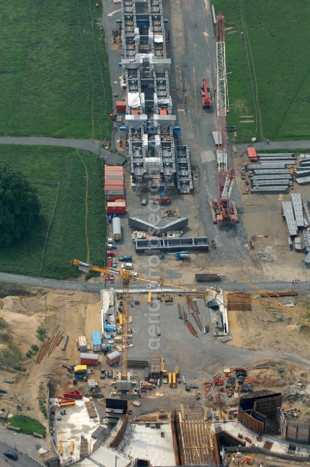 Aerial photograph Dresden - Blick auf die im Bau befindliche Waldschlösschenbrücke über die Elbe in Dresden mit den Stahlträgern der belgischen Firma Victor Buyck Steel Constructions nach Vorgaben des Büros AWB Architekten Architekturbüro Bauer BDA und Bauleistungen der EUROVIA Beton GmbH. View the construction site of Waldschlösschen bridge over the Elbe in Dresden / Saxony.