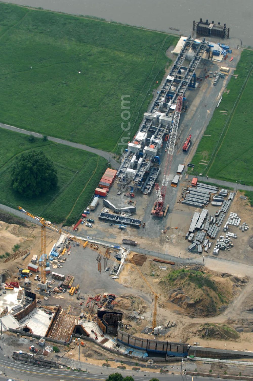 Aerial image Dresden - Blick auf die im Bau befindliche Waldschlösschenbrücke über die Elbe in Dresden mit den Stahlträgern der belgischen Firma Victor Buyck Steel Constructions nach Vorgaben des Büros AWB Architekten Architekturbüro Bauer BDA und Bauleistungen der EUROVIA Beton GmbH. View the construction site of Waldschlösschen bridge over the Elbe in Dresden / Saxony.