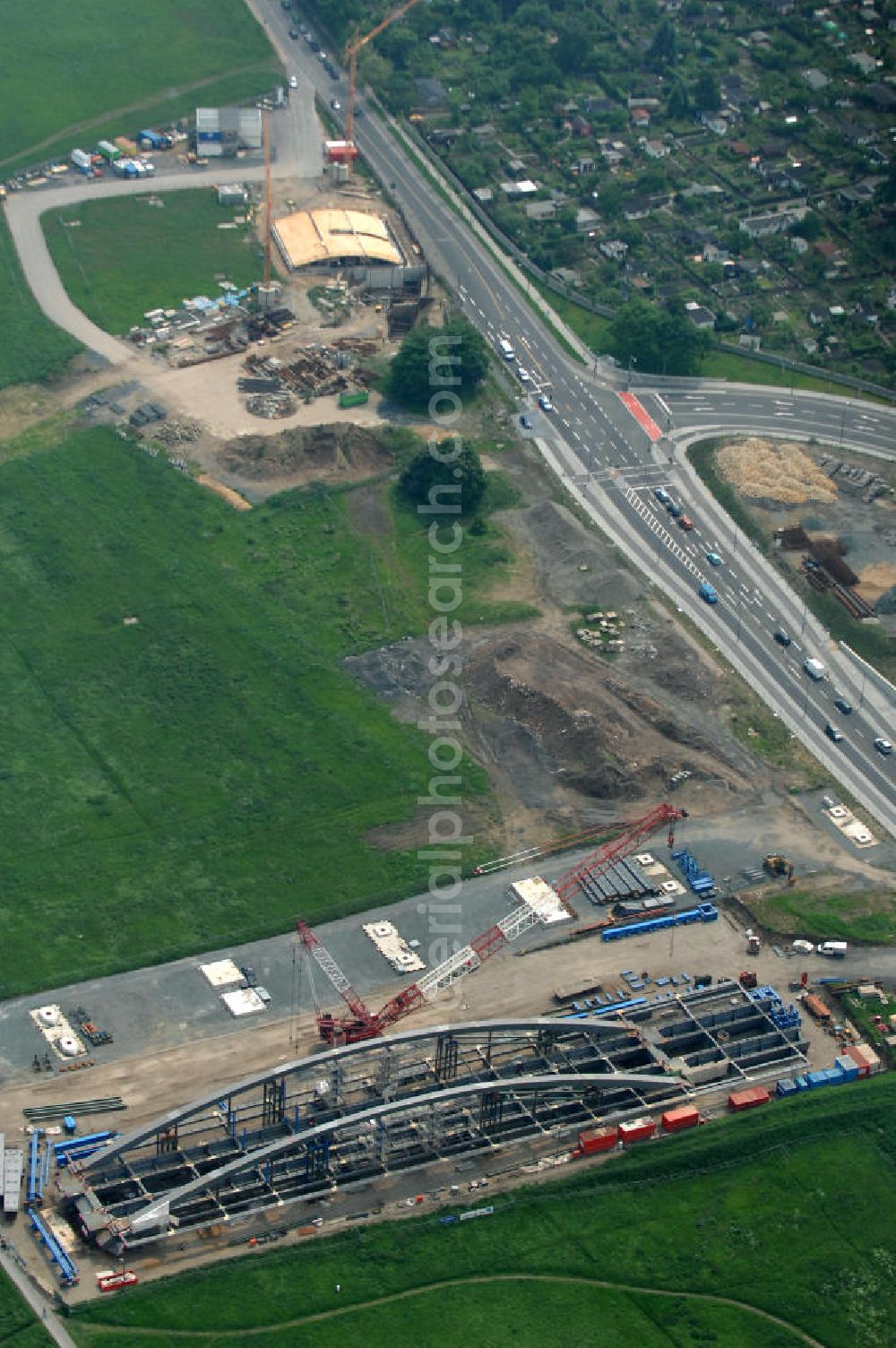 Aerial photograph Dresden - Blick auf die im Bau befindliche Waldschlösschenbrücke über die Elbe in Dresden mit den Stahlträgern der belgischen Firma Victor Buyck Steel Constructions nach Vorgaben des Büros AWB Architekten Architekturbüro Bauer BDA und Bauleistungen der EUROVIA Beton GmbH. View the construction site of Waldschlösschen bridge over the Elbe in Dresden / Saxony.