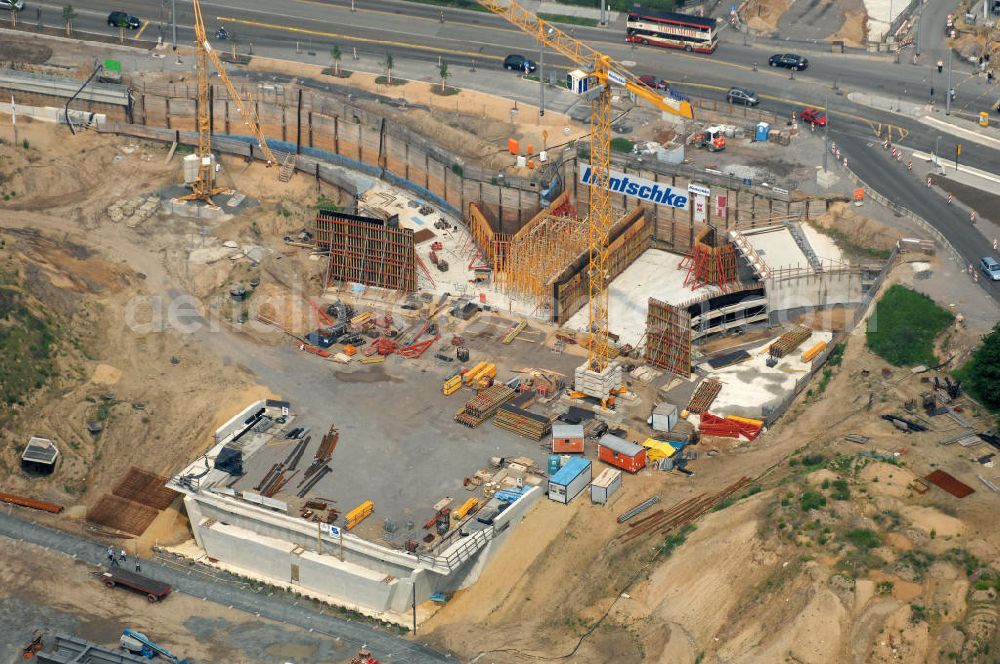 Aerial image Dresden - Blick auf die im Bau befindliche Waldschlösschenbrücke über die Elbe in Dresden mit den Stahlträgern der belgischen Firma Victor Buyck Steel Constructions nach Vorgaben des Büros AWB Architekten Architekturbüro Bauer BDA und Bauleistungen der EUROVIA Beton GmbH. View the construction site of Waldschlösschen bridge over the Elbe in Dresden / Saxony.