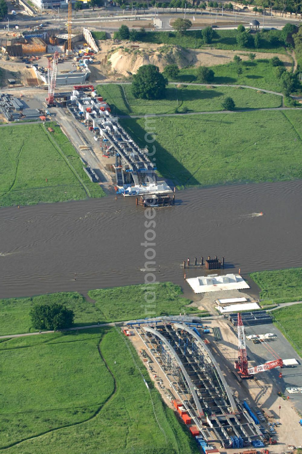 Dresden from the bird's eye view: Blick auf die im Bau befindliche Waldschlösschenbrücke über die Elbe in Dresden mit den Stahlträgern der belgischen Firma Victor Buyck Steel Constructions nach Vorgaben des Büros AWB Architekten Architekturbüro Bauer BDA und Bauleistungen der EUROVIA Beton GmbH. View the construction site of Waldschlösschen bridge over the Elbe in Dresden / Saxony.