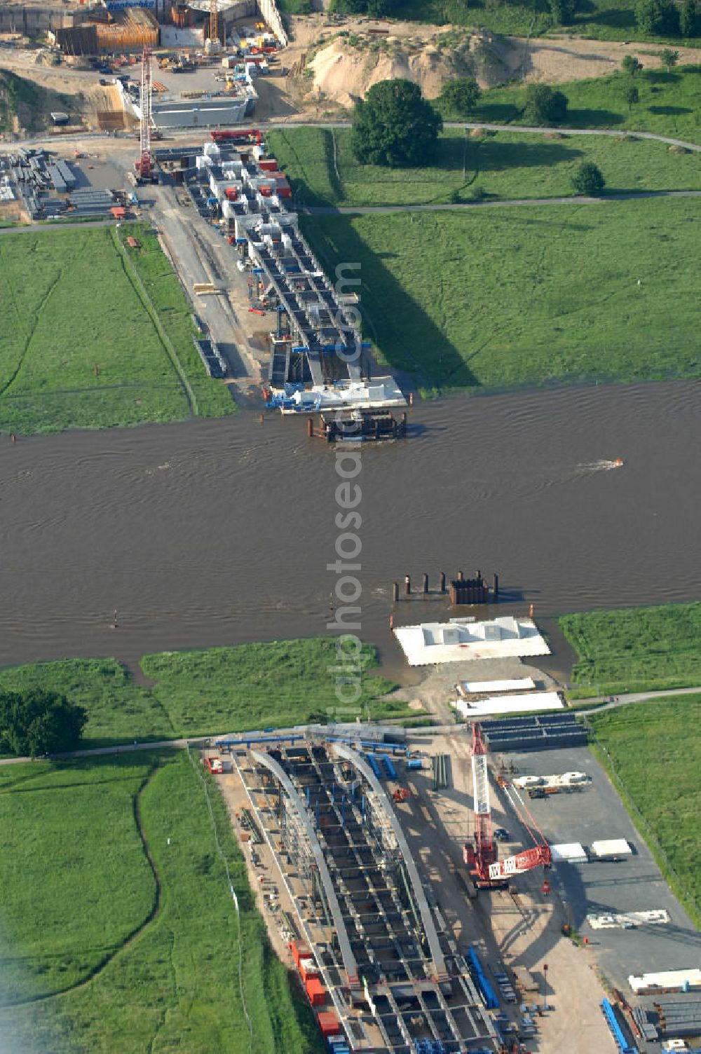 Aerial image Dresden - Blick auf die im Bau befindliche Waldschlösschenbrücke über die Elbe in Dresden mit den Stahlträgern der belgischen Firma Victor Buyck Steel Constructions nach Vorgaben des Büros AWB Architekten Architekturbüro Bauer BDA und Bauleistungen der EUROVIA Beton GmbH. View the construction site of Waldschlösschen bridge over the Elbe in Dresden / Saxony.