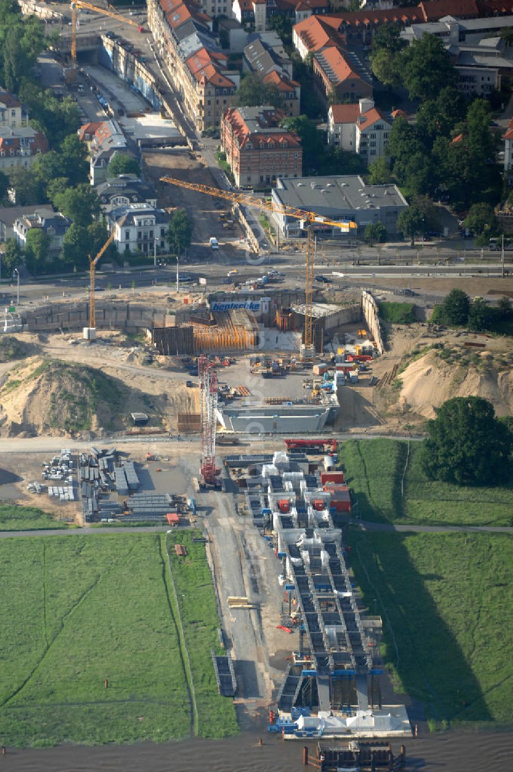 Aerial photograph Dresden - Blick auf die im Bau befindliche Waldschlösschenbrücke über die Elbe in Dresden mit den Stahlträgern der belgischen Firma Victor Buyck Steel Constructions nach Vorgaben des Büros AWB Architekten Architekturbüro Bauer BDA und Bauleistungen der EUROVIA Beton GmbH. View the construction site of Waldschlösschen bridge over the Elbe in Dresden / Saxony.