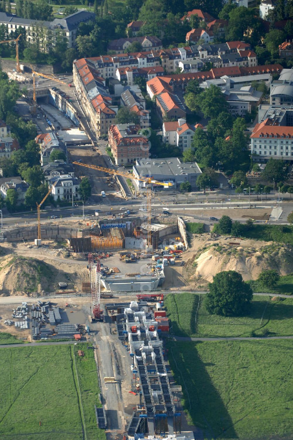 Dresden from above - Blick auf die im Bau befindliche Waldschlösschenbrücke über die Elbe in Dresden mit den Stahlträgern der belgischen Firma Victor Buyck Steel Constructions nach Vorgaben des Büros AWB Architekten Architekturbüro Bauer BDA und Bauleistungen der EUROVIA Beton GmbH. View the construction site of Waldschlösschen bridge over the Elbe in Dresden / Saxony.