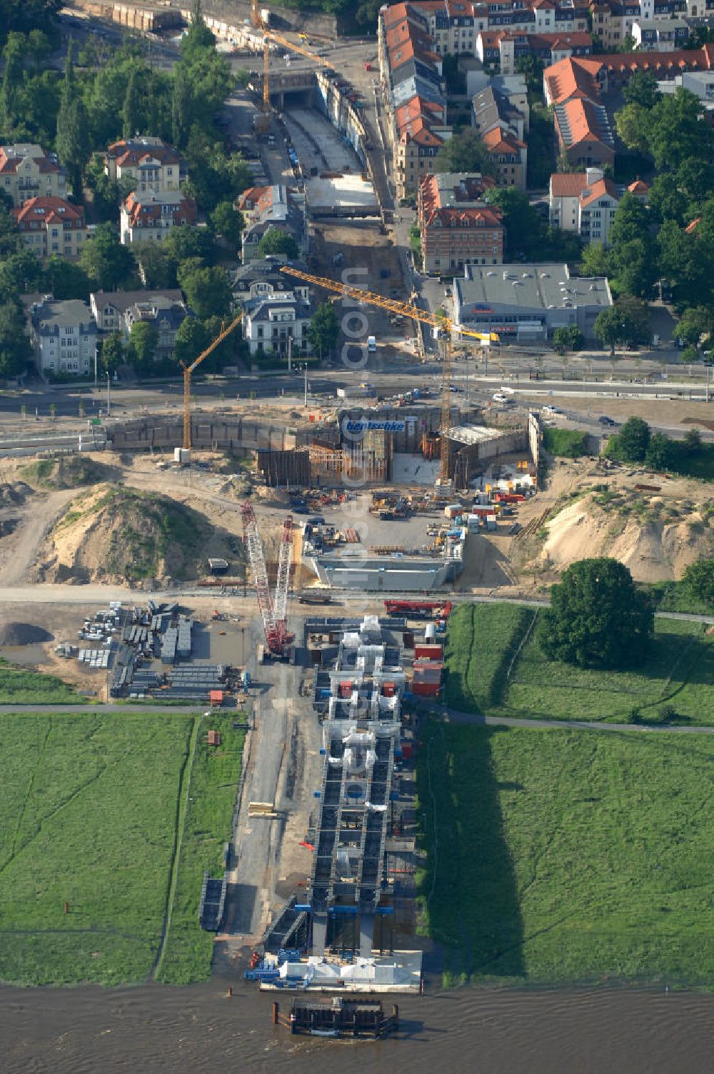 Aerial image Dresden - Blick auf die im Bau befindliche Waldschlösschenbrücke über die Elbe in Dresden mit den Stahlträgern der belgischen Firma Victor Buyck Steel Constructions nach Vorgaben des Büros AWB Architekten Architekturbüro Bauer BDA und Bauleistungen der EUROVIA Beton GmbH. View the construction site of Waldschlösschen bridge over the Elbe in Dresden / Saxony.