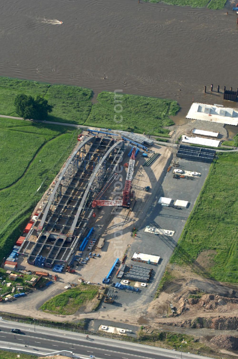 Aerial photograph Dresden - Blick auf die im Bau befindliche Waldschlösschenbrücke über die Elbe in Dresden mit den Stahlträgern der belgischen Firma Victor Buyck Steel Constructions nach Vorgaben des Büros AWB Architekten Architekturbüro Bauer BDA und Bauleistungen der EUROVIA Beton GmbH. View the construction site of Waldschlösschen bridge over the Elbe in Dresden / Saxony.