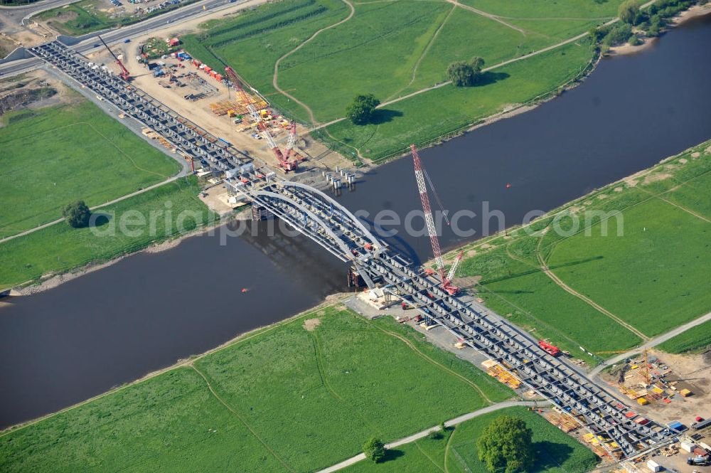 Dresden from the bird's eye view: Blick auf die im Bau befindliche Waldschlösschenbrücke über die Elbe in Dresden mit den Stahlträgern der belgischen Firma Victor Buyck Steel Constructions nach Vorgaben des Büros AWB Architekten Architekturbüro Bauer BDA und Bauleistungen der EUROVIA Beton GmbH. View the construction site of Waldschlösschen bridge over the Elbe in Dresden / Saxony.