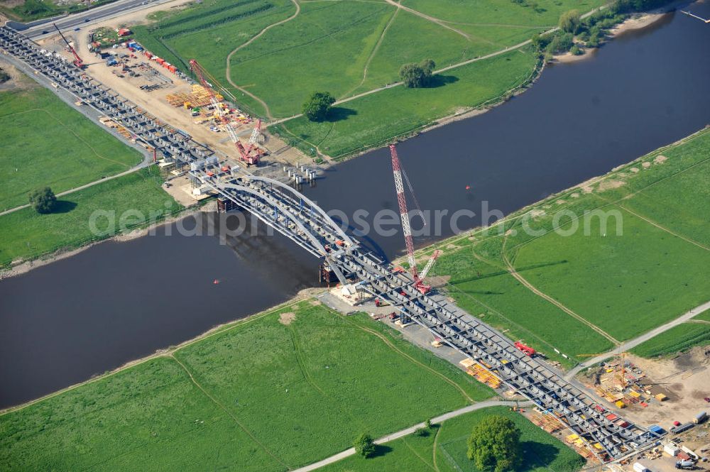 Aerial image Dresden - Blick auf die im Bau befindliche Waldschlösschenbrücke über die Elbe in Dresden mit den Stahlträgern der belgischen Firma Victor Buyck Steel Constructions nach Vorgaben des Büros AWB Architekten Architekturbüro Bauer BDA und Bauleistungen der EUROVIA Beton GmbH. View the construction site of Waldschlösschen bridge over the Elbe in Dresden / Saxony.