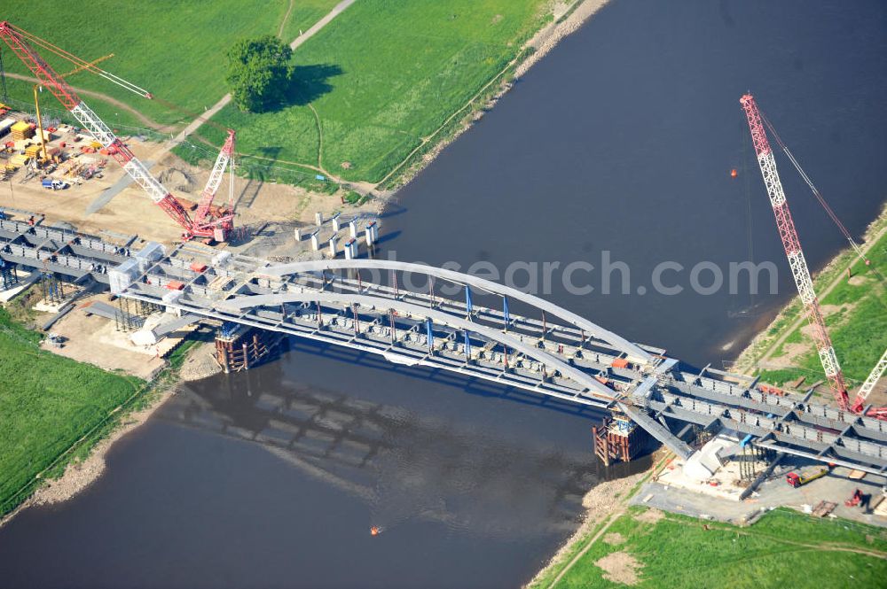 Aerial photograph Dresden - Blick auf die im Bau befindliche Waldschlösschenbrücke über die Elbe in Dresden mit den Stahlträgern der belgischen Firma Victor Buyck Steel Constructions nach Vorgaben des Büros AWB Architekten Architekturbüro Bauer BDA und Bauleistungen der EUROVIA Beton GmbH. View the construction site of Waldschlösschen bridge over the Elbe in Dresden / Saxony.