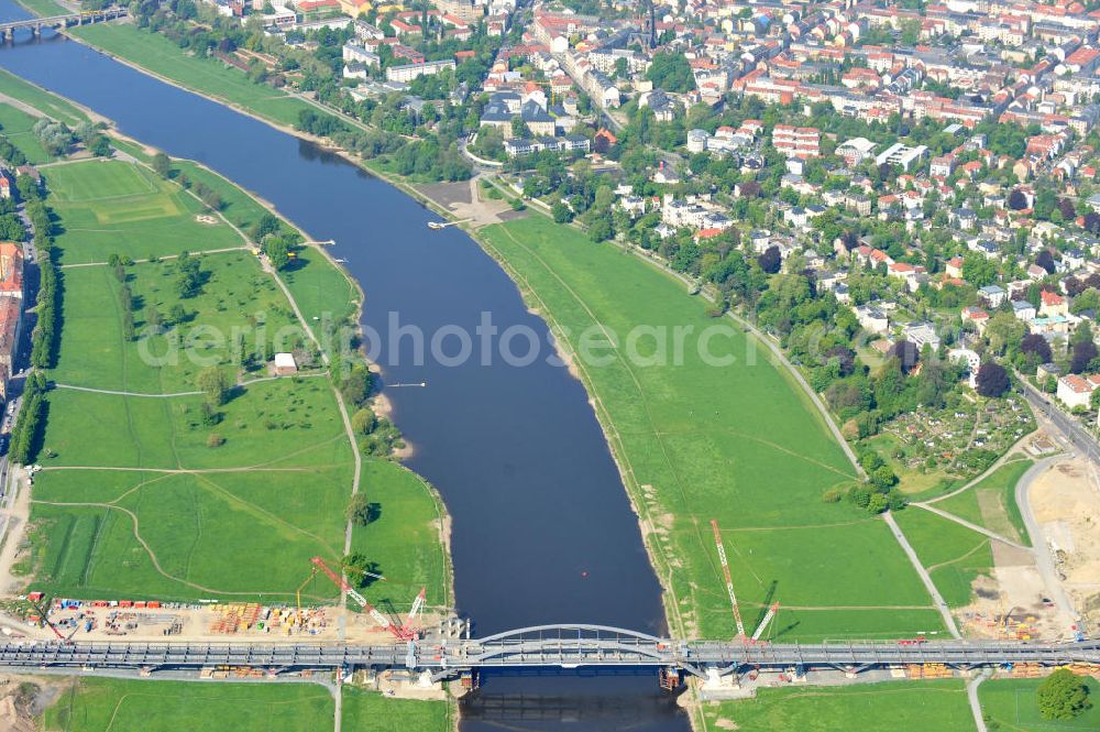 Dresden from above - Blick auf die im Bau befindliche Waldschlösschenbrücke über die Elbe in Dresden mit den Stahlträgern der belgischen Firma Victor Buyck Steel Constructions nach Vorgaben des Büros AWB Architekten Architekturbüro Bauer BDA und Bauleistungen der EUROVIA Beton GmbH. View the construction site of Waldschlösschen bridge over the Elbe in Dresden / Saxony.