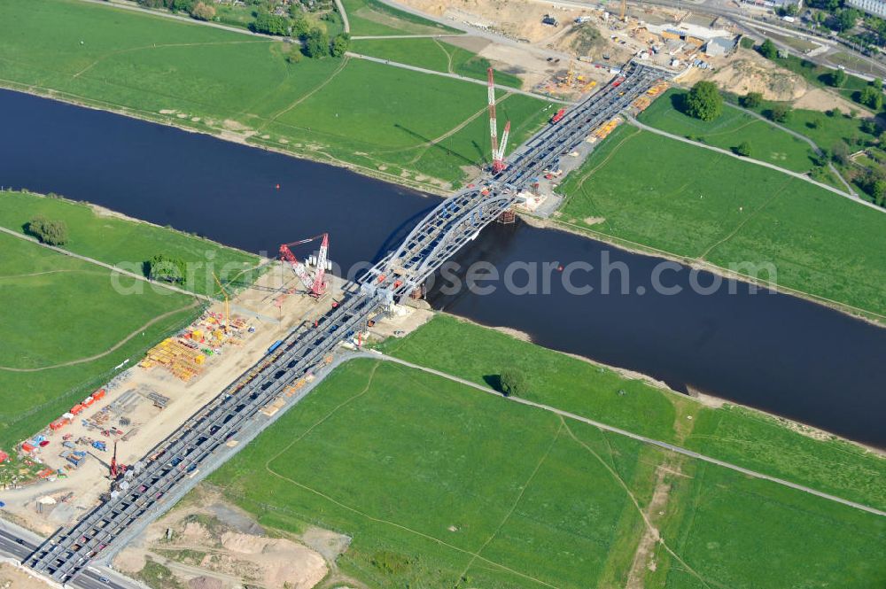 Aerial photograph Dresden - Blick auf die im Bau befindliche Waldschlösschenbrücke über die Elbe in Dresden mit den Stahlträgern der belgischen Firma Victor Buyck Steel Constructions nach Vorgaben des Büros AWB Architekten Architekturbüro Bauer BDA und Bauleistungen der EUROVIA Beton GmbH. View the construction site of Waldschlösschen bridge over the Elbe in Dresden / Saxony.