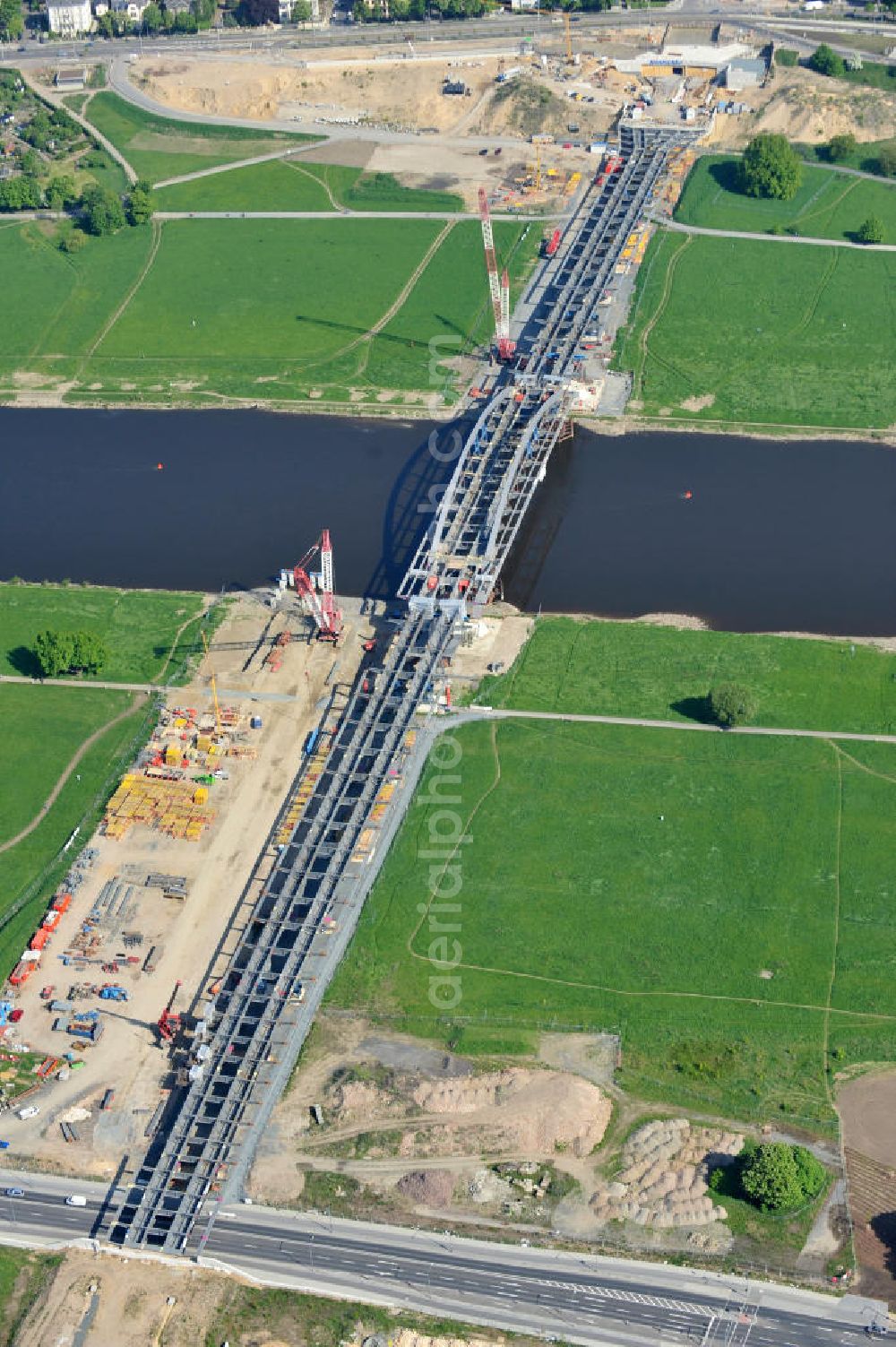 Dresden from above - Blick auf die im Bau befindliche Waldschlösschenbrücke über die Elbe in Dresden mit den Stahlträgern der belgischen Firma Victor Buyck Steel Constructions nach Vorgaben des Büros AWB Architekten Architekturbüro Bauer BDA und Bauleistungen der EUROVIA Beton GmbH. View the construction site of Waldschlösschen bridge over the Elbe in Dresden / Saxony.