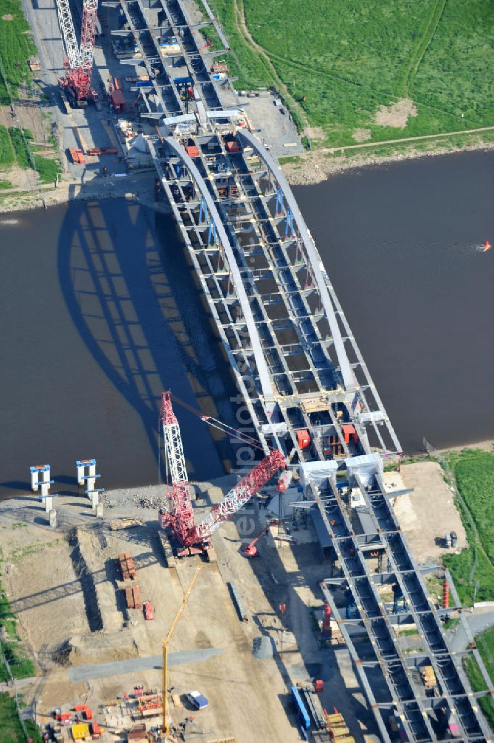 Dresden from the bird's eye view: Blick auf die im Bau befindliche Waldschlösschenbrücke über die Elbe in Dresden mit den Stahlträgern der belgischen Firma Victor Buyck Steel Constructions nach Vorgaben des Büros AWB Architekten Architekturbüro Bauer BDA und Bauleistungen der EUROVIA Beton GmbH. View the construction site of Waldschlösschen bridge over the Elbe in Dresden / Saxony.