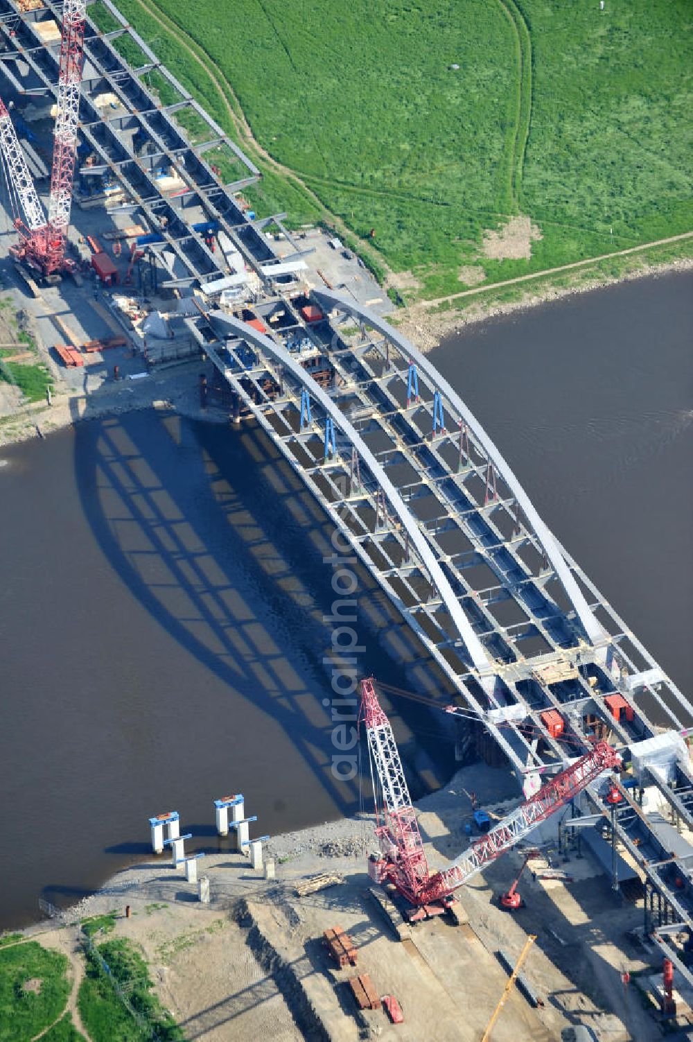 Aerial image Dresden - Blick auf die im Bau befindliche Waldschlösschenbrücke über die Elbe in Dresden mit den Stahlträgern der belgischen Firma Victor Buyck Steel Constructions nach Vorgaben des Büros AWB Architekten Architekturbüro Bauer BDA und Bauleistungen der EUROVIA Beton GmbH. View the construction site of Waldschlösschen bridge over the Elbe in Dresden / Saxony.